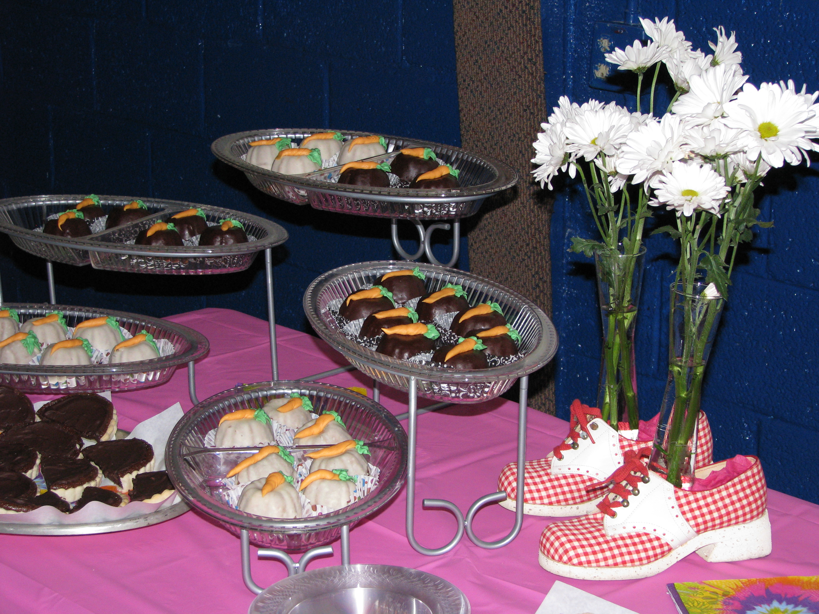 delectable-desserts-with-70s-shoes-and-daisies