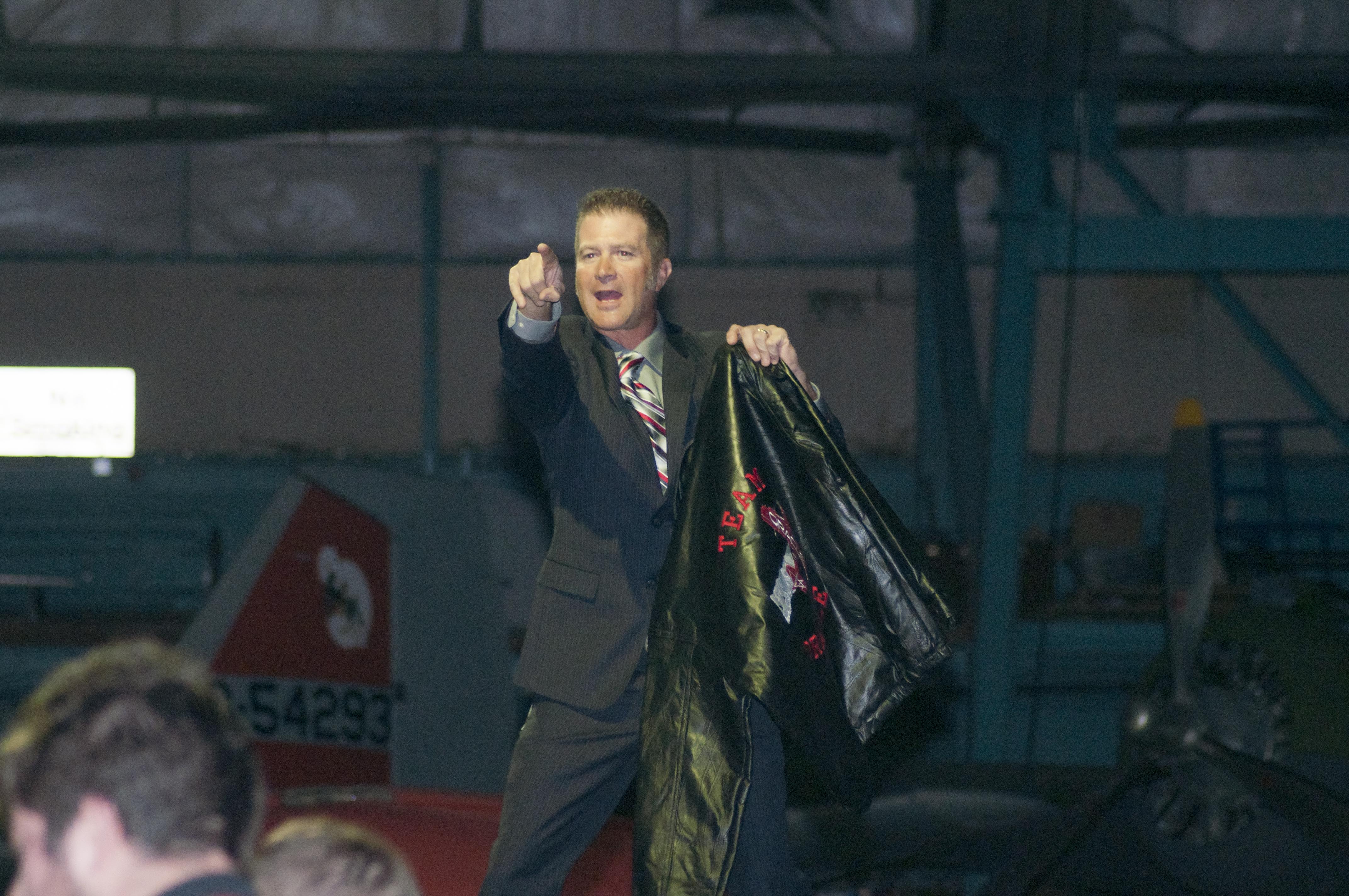 Fasttalking Auctioneer attracts live bids